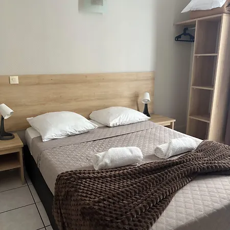Du Mont Louis Hotel *